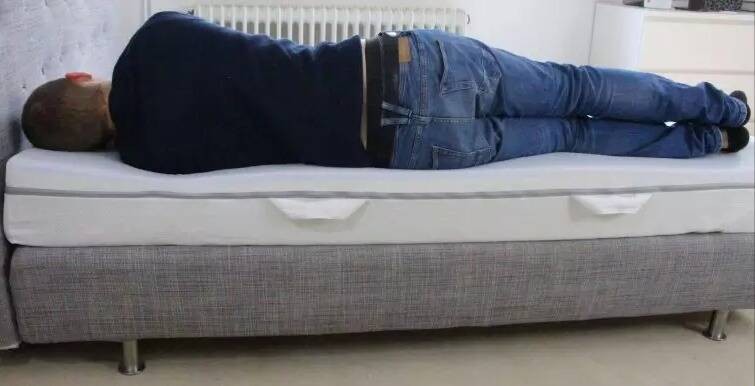 acostado colchón Emma One